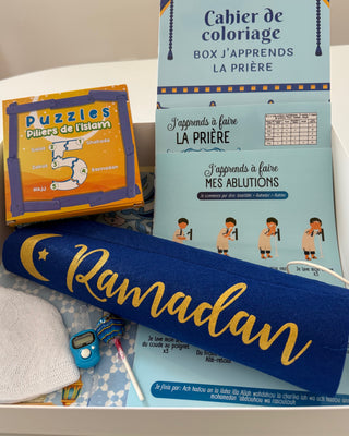 Box éducative ramadan pour enfant comprenant cahier de coloriage, livret pour apprendre la prière et les ablutions, puzzle des 5 piliers et tapis de prière. Ramadan bleu.