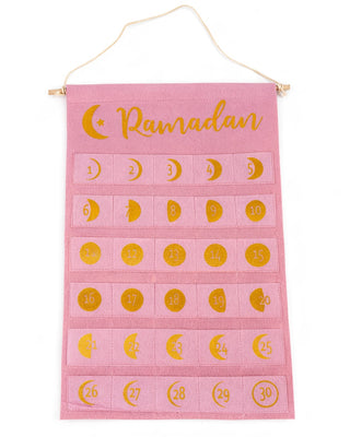 Box éducative ramadan pour enfant comprenant cahier de coloriage, livret pour apprendre la prière et les ablutions, puzzle des 5 piliers et tapis de prière. Ramadan rose.