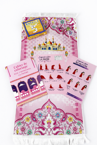 Box éducative ramadan pour enfant comprenant cahier de coloriage, livret pour apprendre la prière et les ablutions, puzzle des 5 piliers et tapis de prière. Ramadan rose.