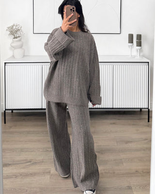 Ensemble femme en maille côtelée gris avec pull oversize et pantalon large.