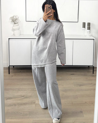 Ensemble pull et pantalon ample en dentelle gris.