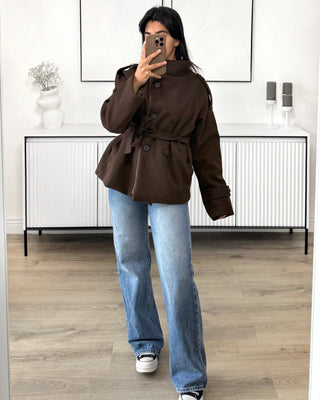 Manteau épais à col montant, doublé de fausse fourrure douce et chaude. Coupe élégante, fermeture boutons et ceinture. Taille unique 36 à 40.