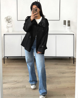 Manteau noir épais à col montant, doublé de fausse fourrure douce et chaude. Coupe élégante, fermeture boutons et ceinture. Taille unique 36 à 40.